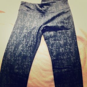 NWT Fabletics Capri Workout Legging sz Large